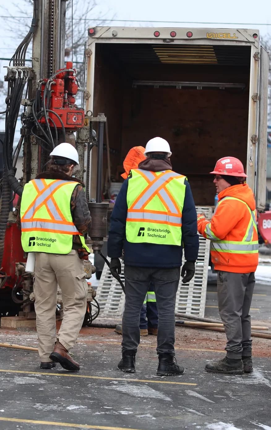The driller talking through the run with Bracebridge staff at the rig